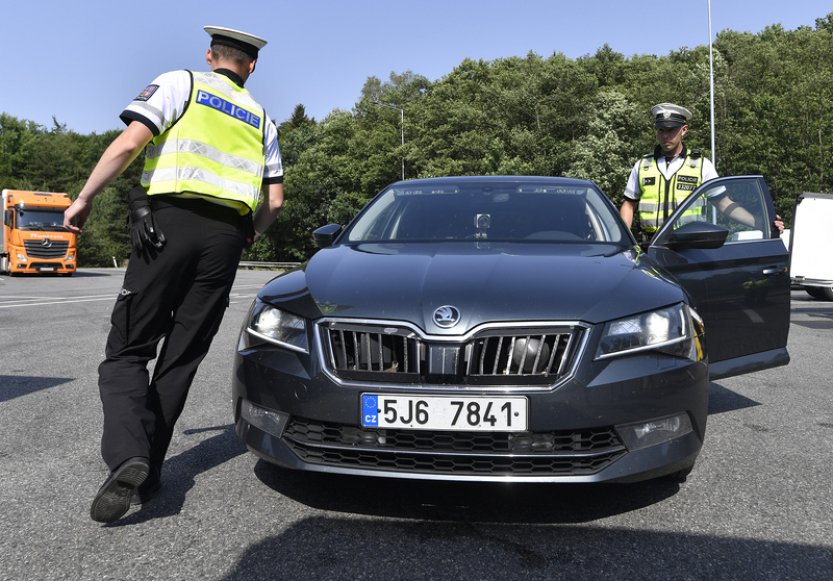Prezident podepsal zjednodušení bodového systému a zvýšení pokut pro řidiče
