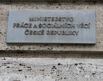Protidrogoví experti neznají podmínky další práce, někteří zvažují odchod
