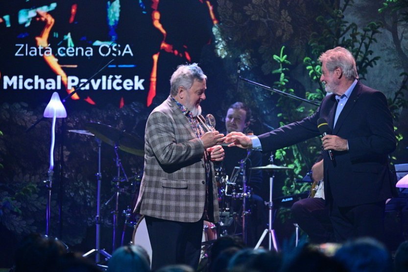 Zlatou cenu OSA za celoživotní přínos hudbě obdržel Michal Pavlíček