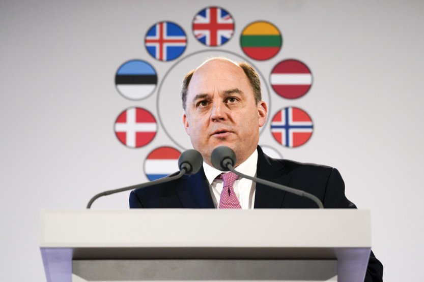 Britský ministr obrany Ben Wallace podal demisi