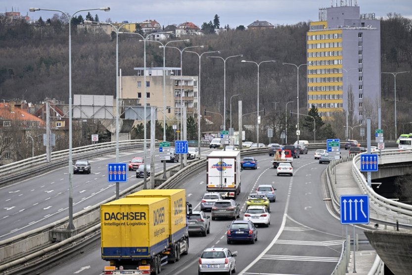 Silničáři upraví začátek sjezdu z Barrandovského mostu do Modřan a Braníku