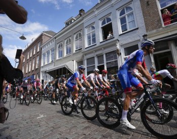 Dvacetiletý cyklista Martinez je po horské šesté etapě nejmladším lídrem Vuelty