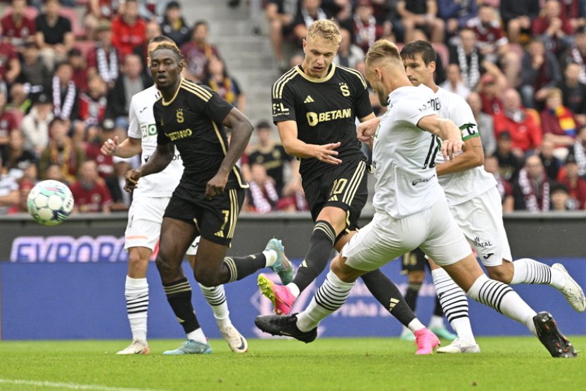 Fotbalista Karabec dostal za vyloučení trest na tři zápasy a přijde i o derby