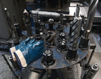 Podmínky v průmyslu se dál zhoršily, pokles byl slabší než v červenci