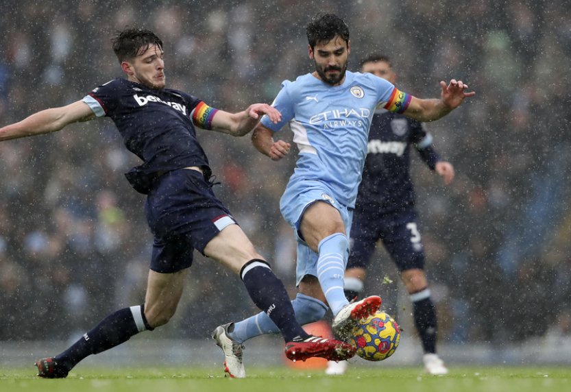 Kluby Premier League utratily za posily rekordních 2,36 miliardy liber