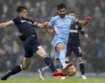 Kluby Premier League utratily za posily rekordních 2,36 miliardy liber