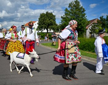 Moravští Chorvati v Jevišovce připomněli své tradice v průvodu vedeném kozou