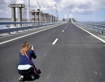 Ruští správci krátce přerušili provoz na Krymském mostě, důvod neznámý