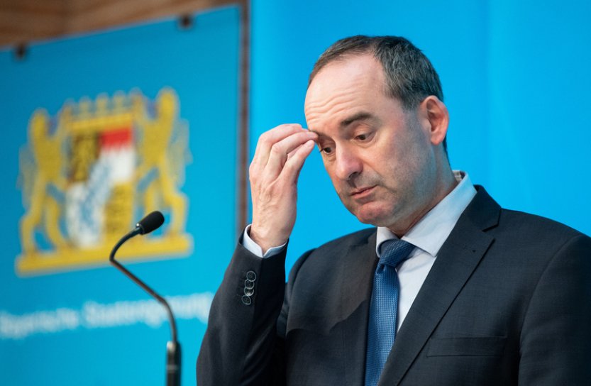 Bavorský premiér i přes skandál ponechal Aiwangera ve funkci
