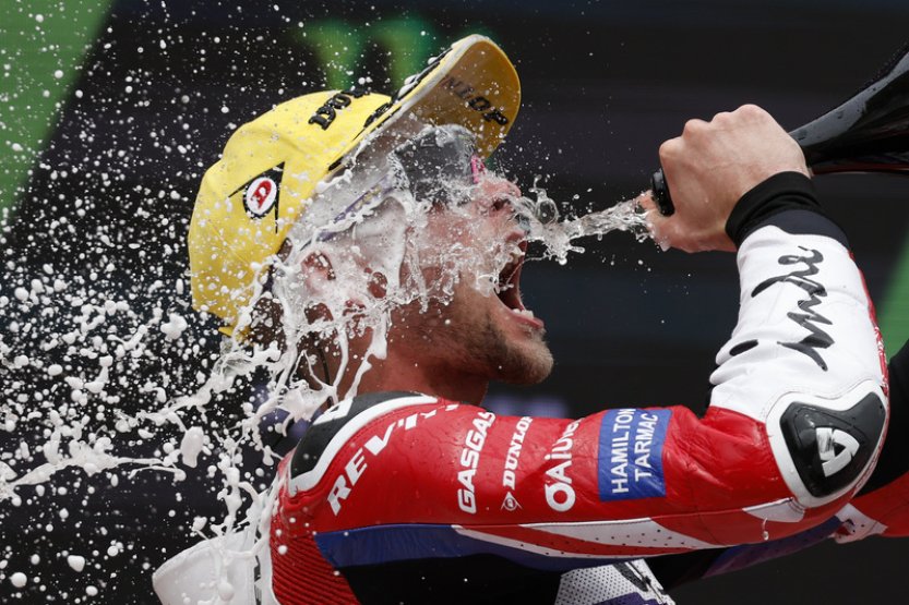 Salač v Katalánsku MS nedojel do cíle, Bagnaiovi soupeř přejel nohy