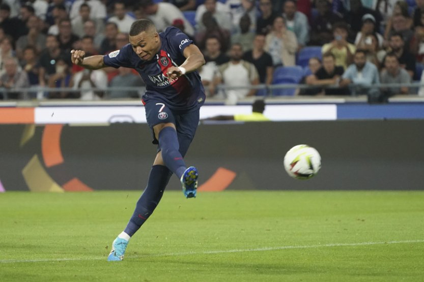 PSG díky drtivé první půli vyhrál v Lyonu, dvakrát se trefil Mbappé