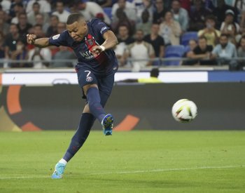 PSG díky drtivé první půli vyhrál v Lyonu, dvakrát se trefil Mbappé