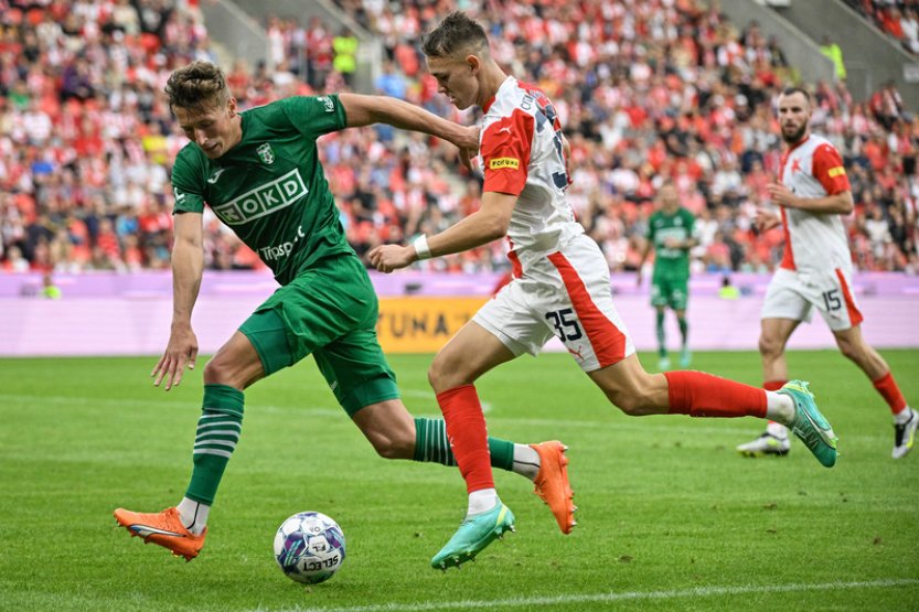 Fotbalisté Slavie proti Karviné měli kopat penaltu za faul Bartla na Juráska