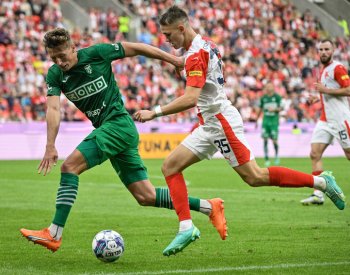 Fotbalisté Slavie proti Karviné měli kopat penaltu za faul Bartla na Juráska