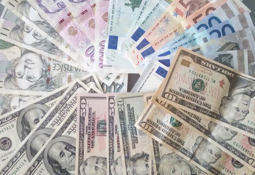 Koruna mírně posílila k euru a lehce ztratila vůči dolaru