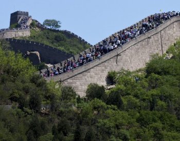 V Číně zadrželi dva lidi za údajné poškození velké čínské zdi bagrem