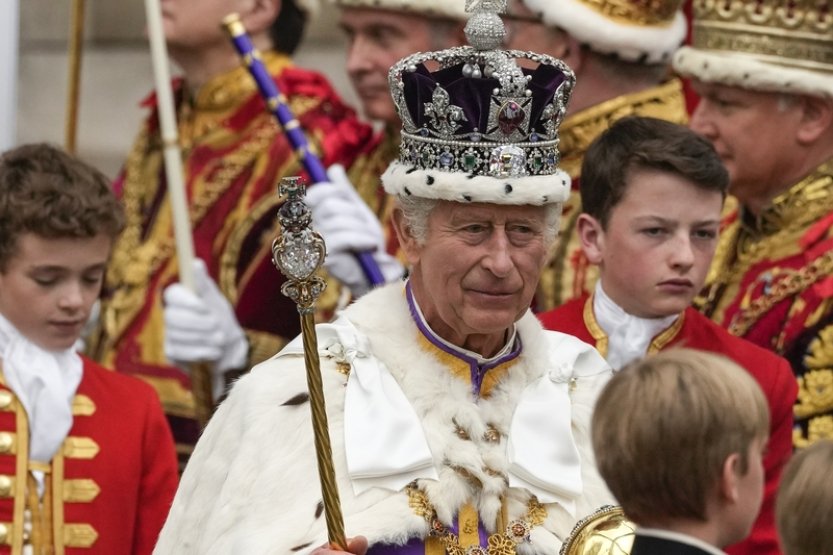 Většina Britů i rok po smrti královny Alžběty II. podporuje monarchii