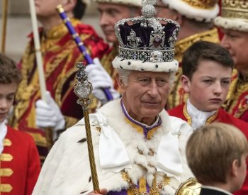 Většina Britů i rok po smrti královny Alžběty II. podporuje monarchii