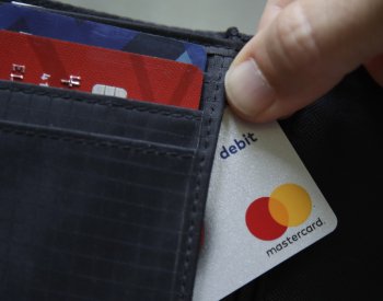 Průzkum: Čtvrtina lidí v ČR se setkala s tím, že obchod přestal přijímat karty