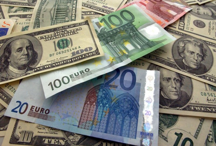 Dolar jako bezpečná měna posiluje kvůli obavám o růst globální ekonomiky