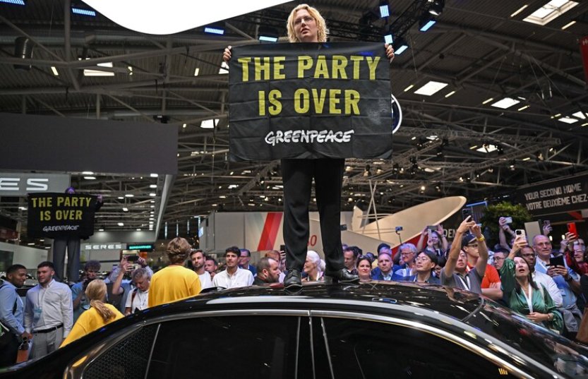 Klimatičtí demonstranti krátce narušili autosalon IAA