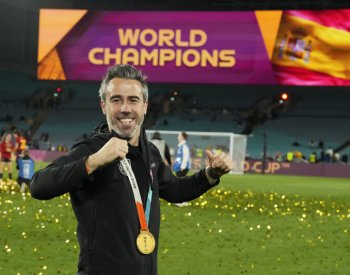 Španělský svaz kvůli Rubialesově kauze odvolal trenéra mistryň světa