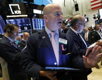 Akcie v USA klesly, ocitly pod tlakem kvůli růstu výnosů u dluhopisů a cen ropy