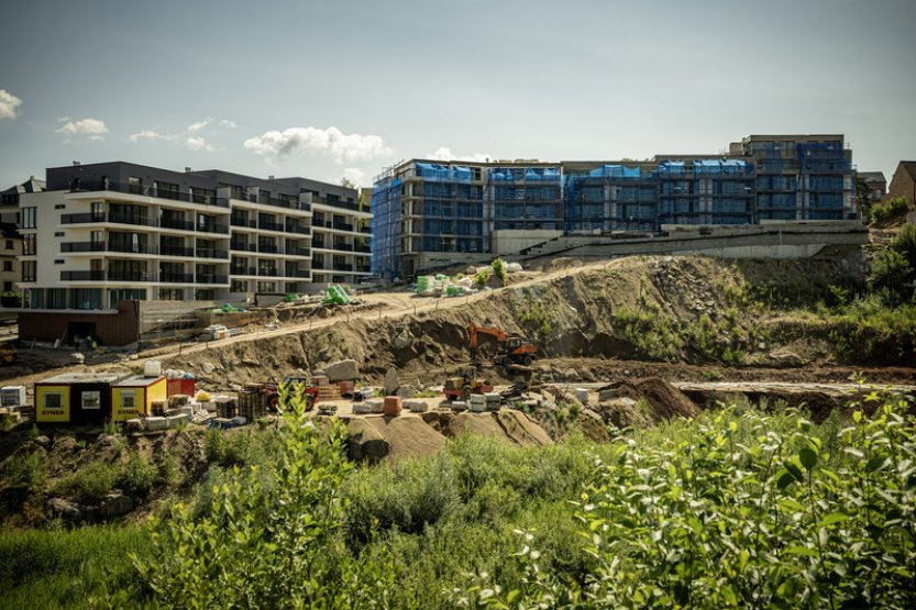 Průmysl i stavebnictví meziročně klesly, zahraniční obchod ve schodku