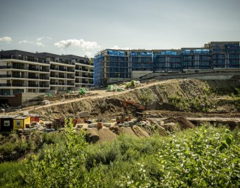 Průmysl i stavebnictví meziročně klesly, zahraniční obchod ve schodku