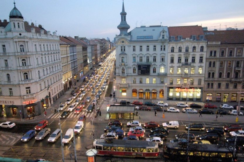 Průzkum: Téměř polovina Pražanů se na silnicích ve městě necítí bezpečně