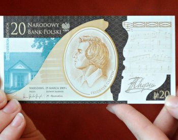 Polská centrální banka poprvé po třech letech snížila úrokové sazby