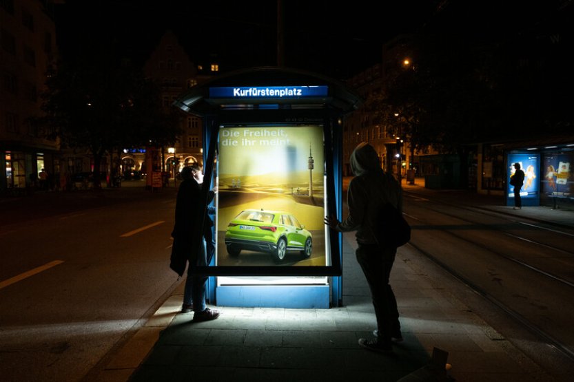 Aktivisté v Mnichově na protest proti autosalonu vyvěsili falešné plakáty