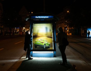 Aktivisté v Mnichově na protest proti autosalonu vyvěsili falešné plakáty