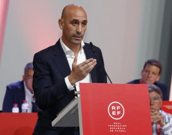 Šéfa španělského fotbalu Rubialese kvůli polibku obvinila prokuratura