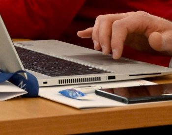 Firmu kvůli povinnosti chodit do kanceláře opustila téměř polovina zaměstnanců