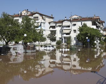 Počet mrtvých kvůli záplavám v Řecku vzrostl na 10, stovky lidí čekají na pomoc