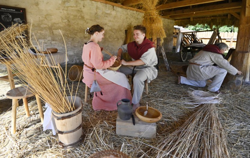Archeoskanzen v památníku Jana Žižky napodobuje středověkou vesnici