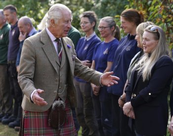 Rok po smrti Alžběty II. britský král zveřejnil její portrét a poděkoval lidu