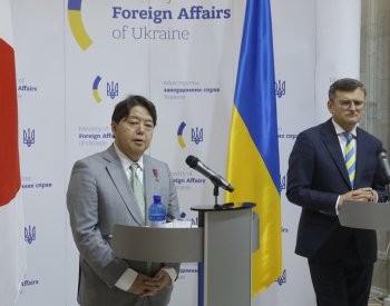 Ukrajinu navštívil šéf japonské diplomacie, předal jí techniku pro odminování