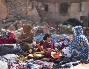 Zemětřesení uvrhlo Maroko do zármutku, v Marrákeši se spalo v ulicích