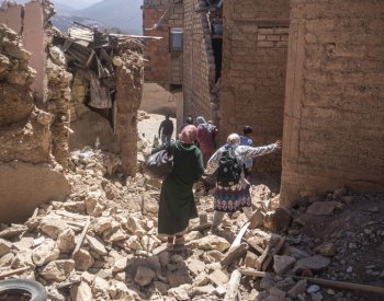 Po zemětřesení v Maroku je téměř 2500 mrtvých, záchranáři prohledávají sutiny