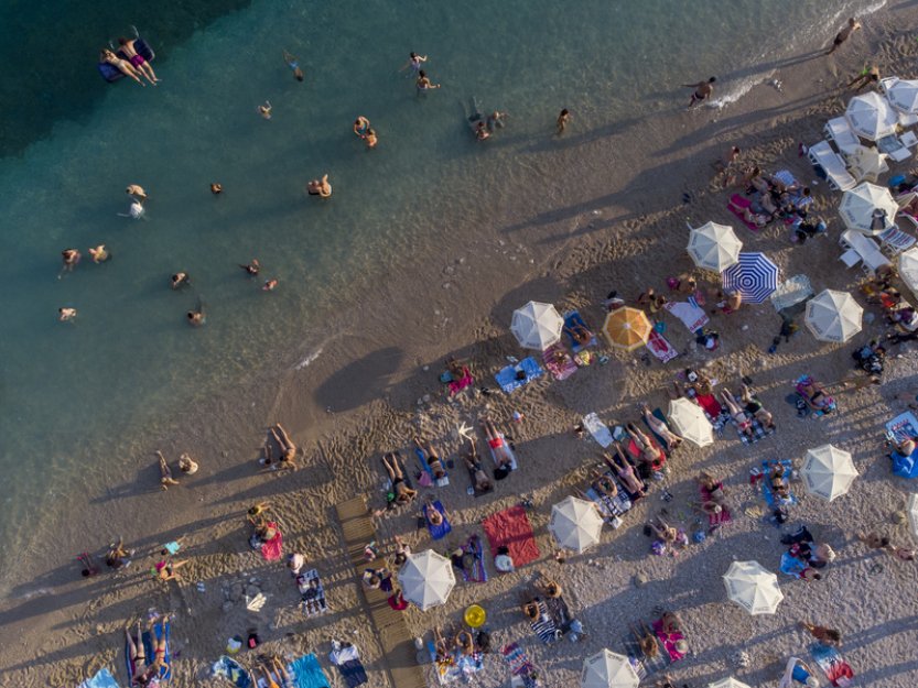 V Chorvatsku zadrželi 81letého Čecha, podle policie natáčel cizí děti na pláži
