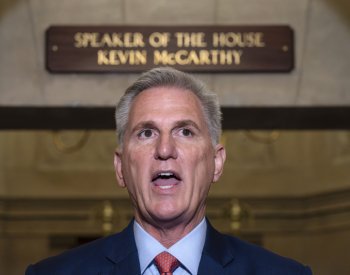 Republikán McCarthy dal souhlas se zahájením ústavní žaloby na Bidena