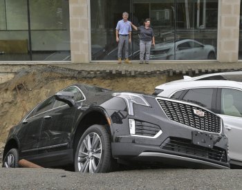 Státy na severovýchodě USA postihly bleskové povodně, propadaly se silnice