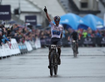 Pidcock vyhrál potřetí za sebou závod SP v Novém Městě, ženám vládla Pieterseová