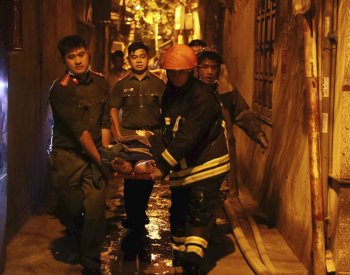 Velký požár bytového domu v Hanoji si podle místních médií vyžádal 30 mrtvých