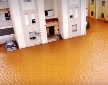 Ničivé záplavy v Libyi mají už v Darná na 5300 obětí, moře vyplavuje další