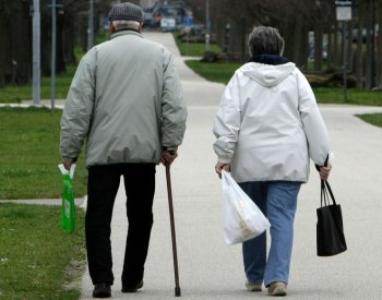 Průzkum: Nejvíce starosti Čechům dělá i letos nesoběstačnost ve stáří