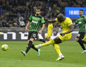 Inter Milán porazil Sassuolo 4:2, AC Milán prohrál v Spezii 0:2