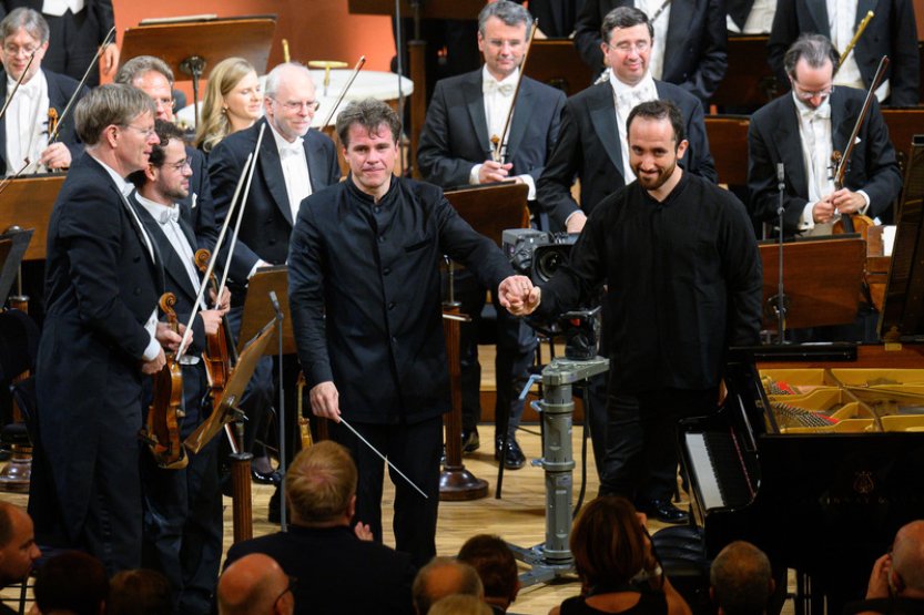 Vyprodané Rudolfinum aplaudovalo Vídeňským filharmonikům a dirigentu Hrůšovi